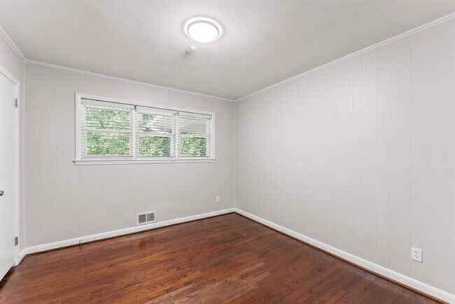 Building Photo - 2352 Elmwood Cir SE