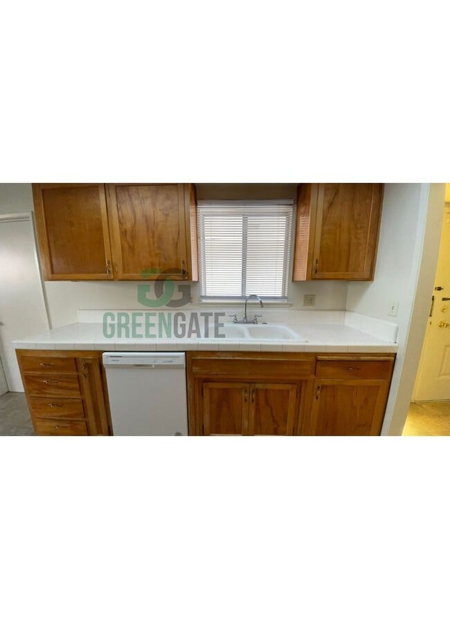 Building Photo - 925 Charleston Ave