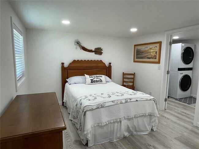 Building Photo - 1357 Lakeshore Dr