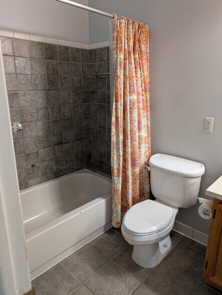 Building Photo - 38928 Country Cir