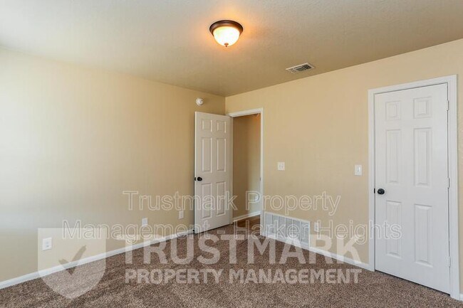 Building Photo - 401 W Libra Dr