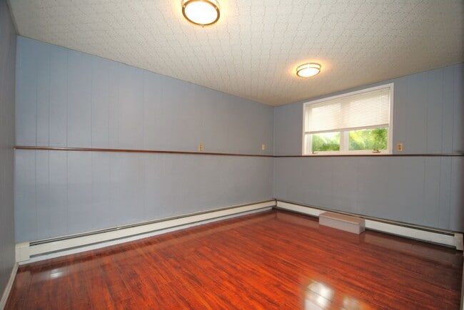 Building Photo - Gorgeous 4 bed / 2 bath with Heated Garage