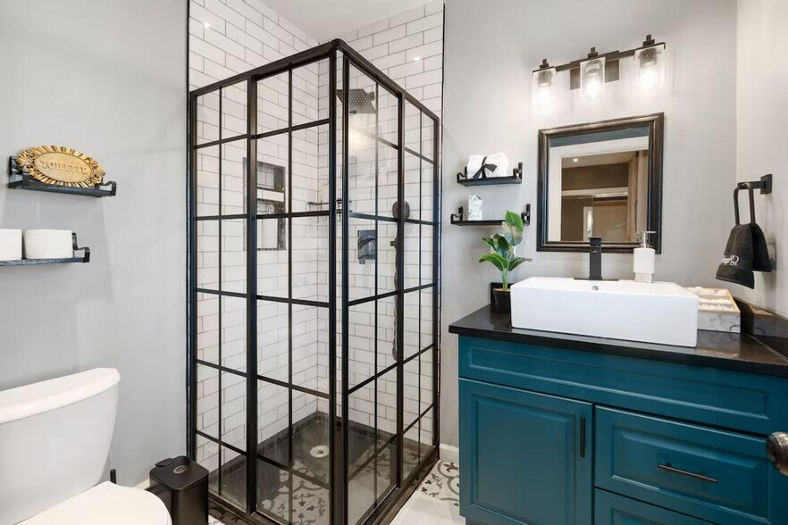 Building Photo - 32 E 44th St