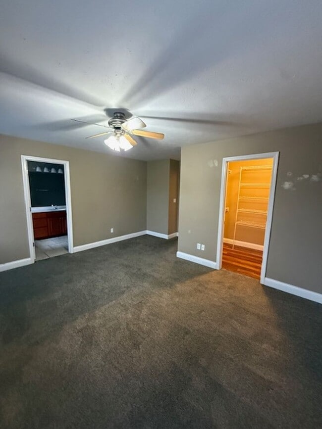 Building Photo - 409 DALHLIA