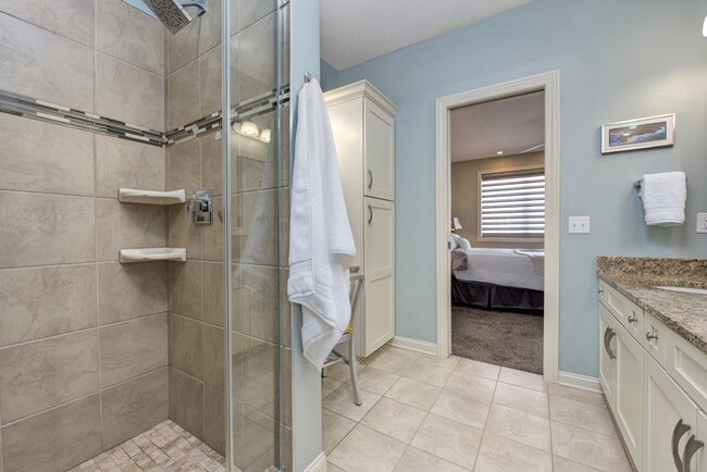 Double sink vanity, seated vanity, walk-in shower and private WC - 532 Beachcliff Row Dr