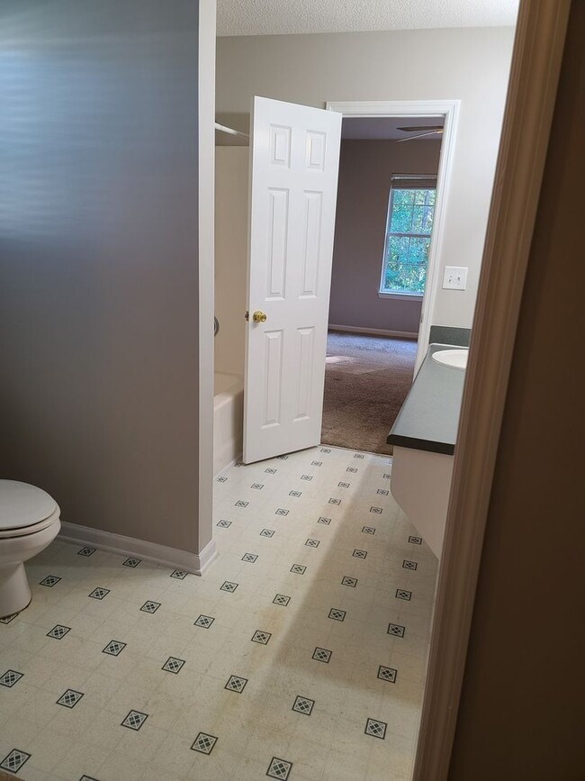 Building Photo - Conveniently located in a quiet cul-de-sac