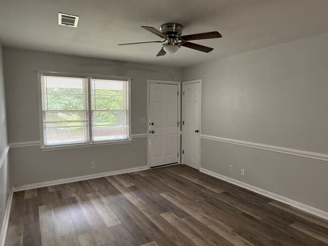 Building Photo - 2BR Duplex with Washer/Dryer + Fresh Updates + Lawn care included