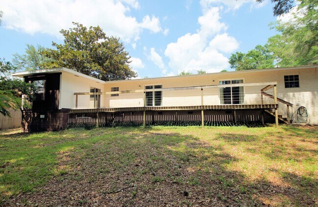 Building Photo - Central Niceville Location