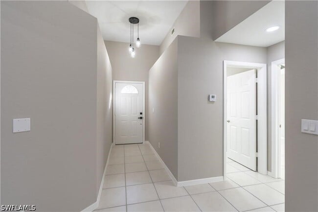 Building Photo - 1704 Royal Cir