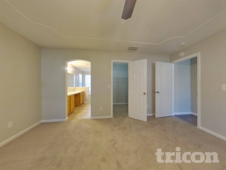 Building Photo - 391 Summit Dr