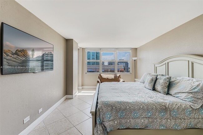 Building Photo - 6039 Collins Ave
