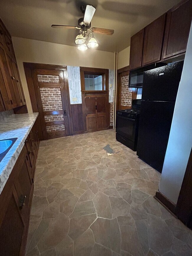 Building Photo - 3 Bedroom 1.5 Bath House