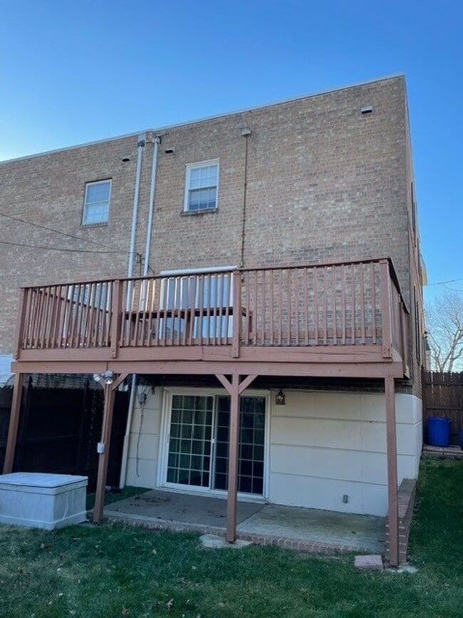 Building Photo - Stunning 6-Bedroom Home with Parking Spot and Large Yard! Available NOW!