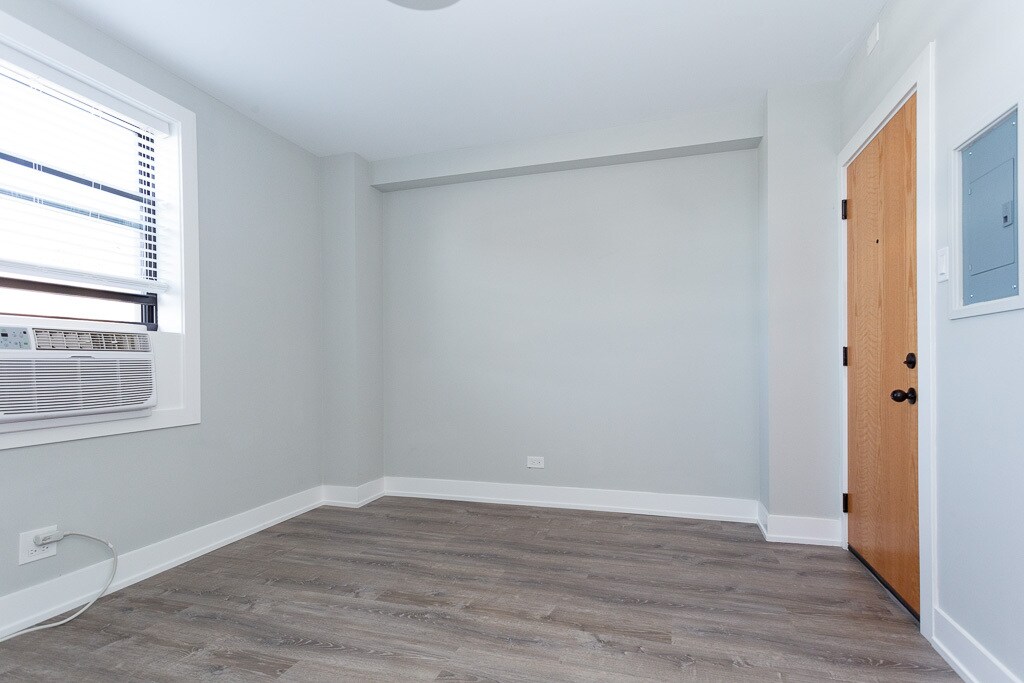 Building Photo - 508 W Belmont Ave