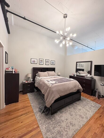 Building Photo - 1224 W Van Buren St