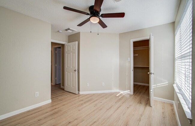 Building Photo - 17230 Oakwood Chase Dr