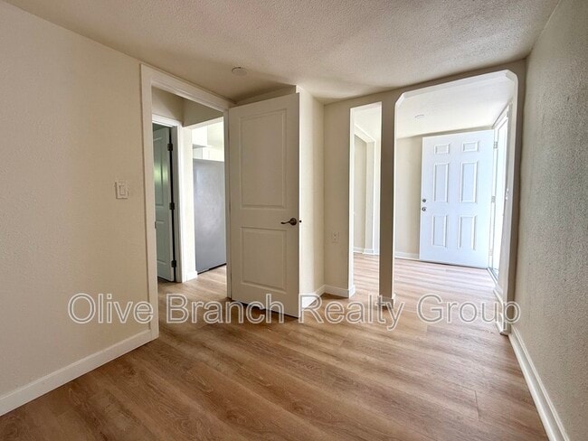 Building Photo - 4125 1/2 S. Van Ness Ave