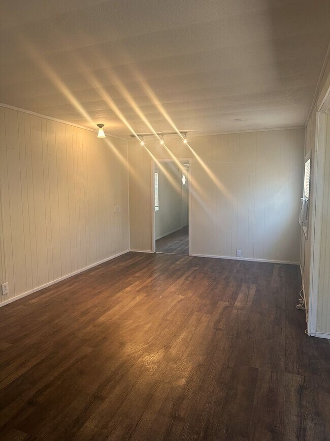 Building Photo - Cozy House