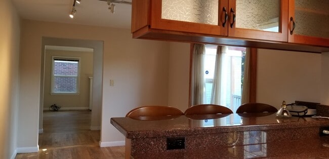 Building Photo - One Block to Lake Washington, Available Aug 1st
