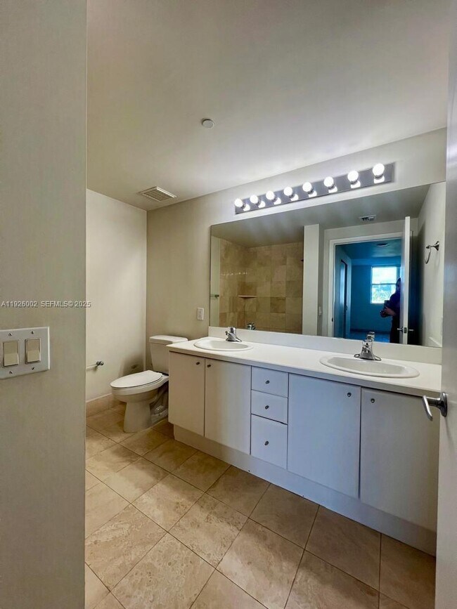 Building Photo - 2475 Brickell Ave