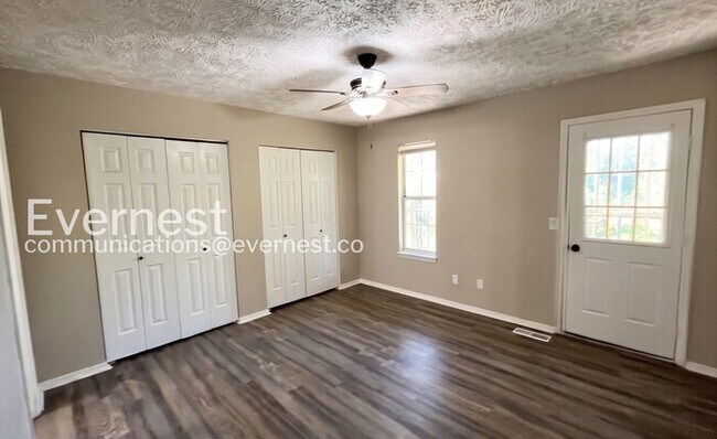 Building Photo - 3392 Shadowlawn Dr