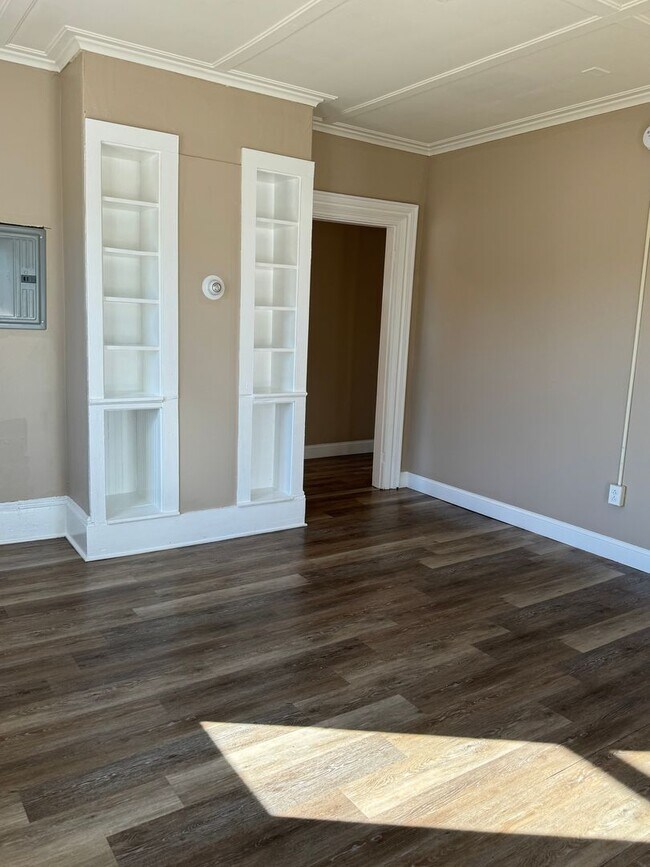 Building Photo - 1 Bedroom Apartment