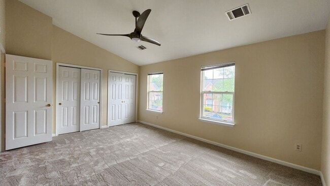 Building Photo - Kingstowne Townhome with Deck and Fenced Yard