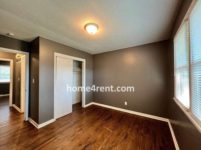 Building Photo - Attractive Lee's Summit Half Duplex w/ Lots of Natural Light and Spacious Bedrooms!