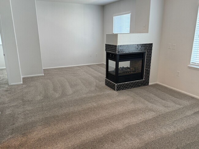 Building Photo - GEORGEOUS 2 bedroom townhome!