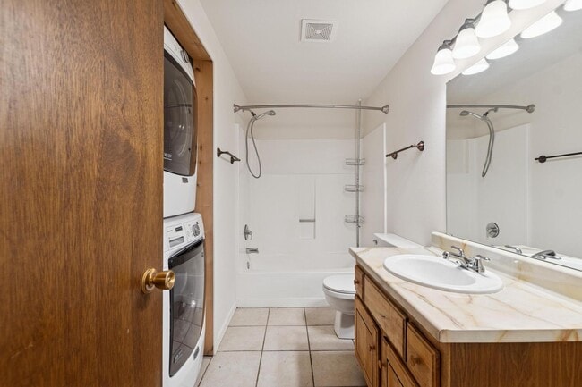 Building Photo - Wisconsin Townhome