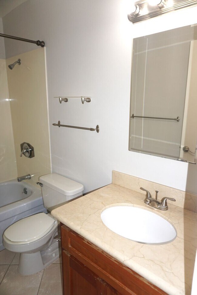 Building Photo - Beautifully Updated Condo in Great Mountai...