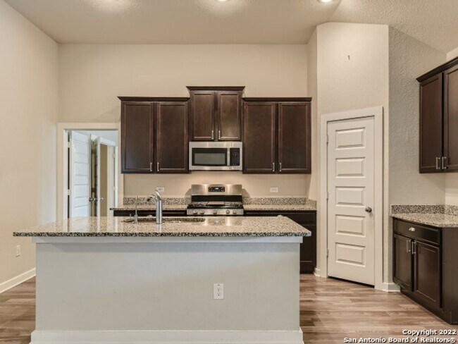 Building Photo - 5 Bedrooms with Tons of Indoor and Outdoor...