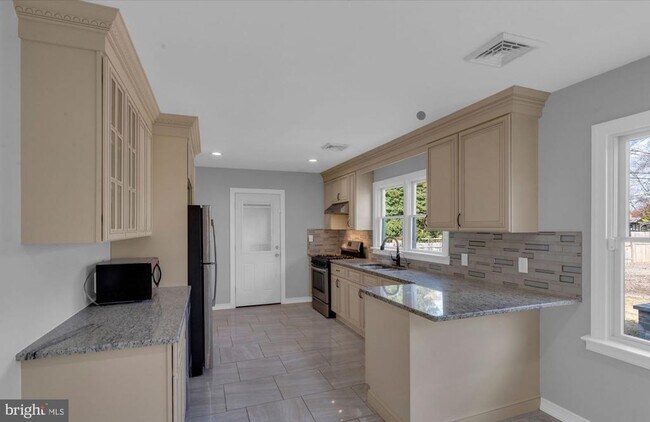 Building Photo - 211 E Ward St