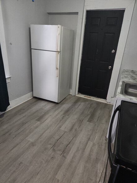 Building Photo - 736 W Poplar St