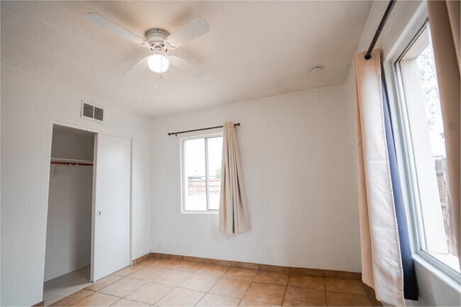 Building Photo - 1410 W Clarendon Ave