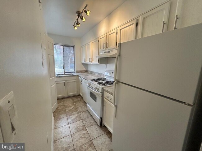 Building Photo - 3815 Davis Pl NW