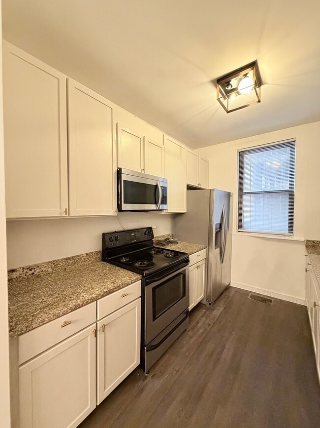 Building Photo - 642 N Dearborn St