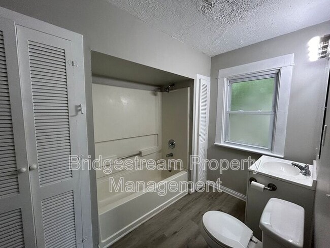 Building Photo - 279 S Findlay St
