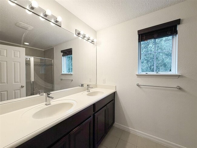 Building Photo - 11804 Silverlake Park Dr