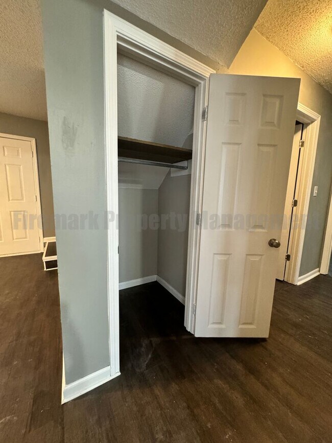 Building Photo - Newly Renovated 4 Bedroom 2 Bathroom