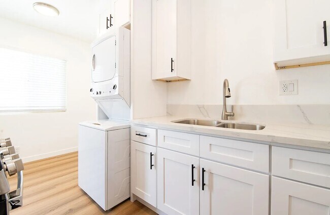 Building Photo - Rose Apartements