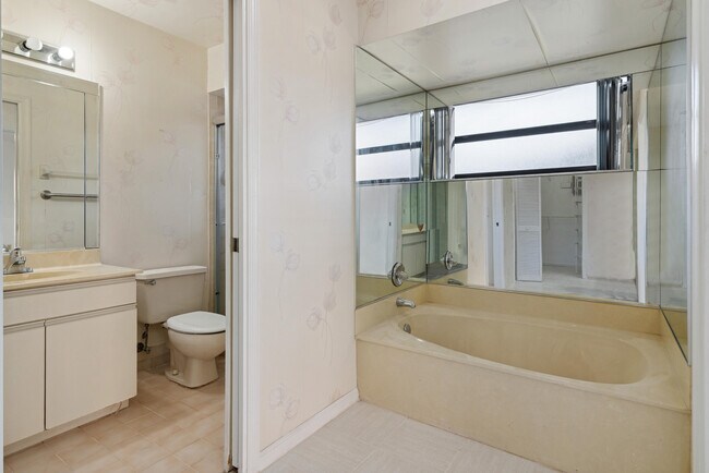 Building Photo - 7842 Villa Nova Dr N