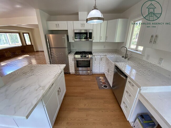 Building Photo - Private and Updated Three Bedroom Carmel H...