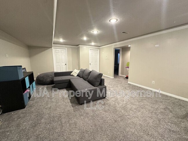 Building Photo - 4207 Pilgrim Cir W