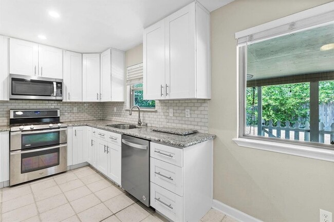 Building Photo - 2701 Peach Tree Ln