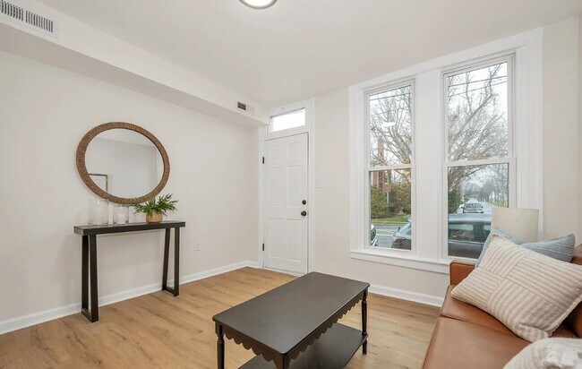 Building Photo - 206 Dill Ave