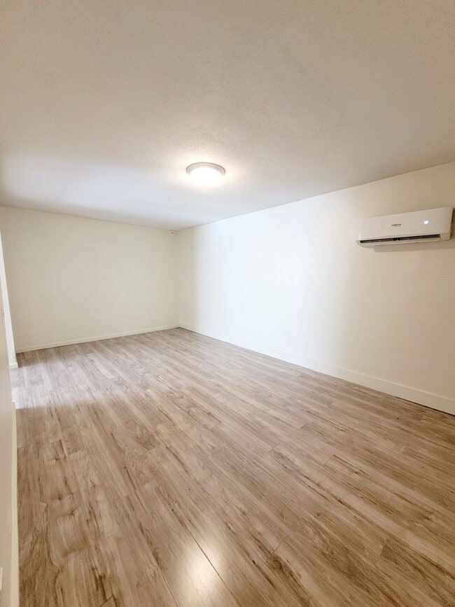 Building Photo - Studio Apartment - Utilities Included!