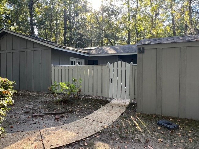 Building Photo - One-Level Updated Home in Hilton Head Plan...