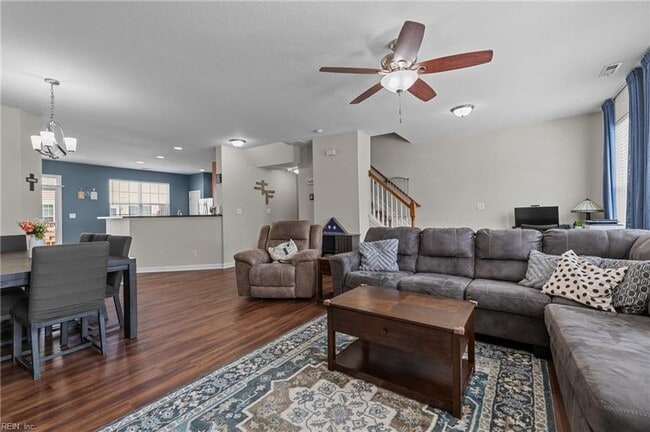 Building Photo - 3 Story Townhouse-style Condo Near Town Ce...