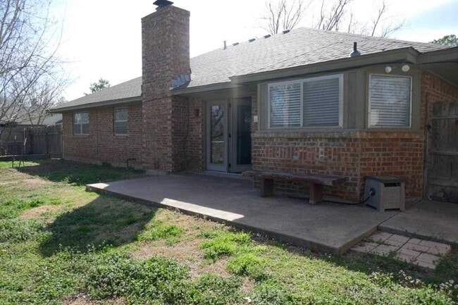 Building Photo - 2315 NE Village Dr